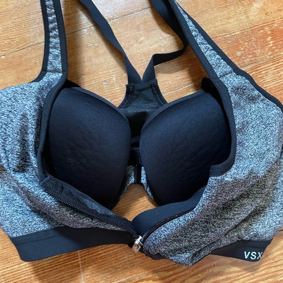 Victoria’s Secret Super supportive Sports Bra - Picture 2 of 4